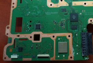 PS4 PRO Po zalaniu białe plamy to pozostałości cieczy.