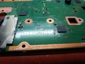 PS4 PRO Po zalaniu białe plamy to pozostałości cieczy.
