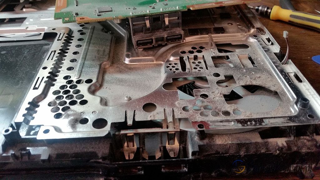 Tak wygląda PS4 w środku po 2 latach użytkowania