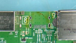 Zdemontowane uszkodzone gniazdo HDMI z konsoli Xbox One